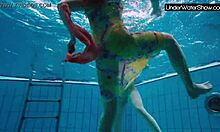 Bubarek i jego dziewczyna zabawiają się w basenie