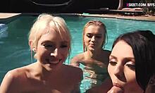 Unge kvinner gir muntlig nytelse i et svømmebasseng