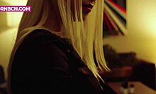 Vollbusige blonde Teenagerin mit Klavierfähigkeiten gibt sich der Solo-Hardcore-Masturbation hin