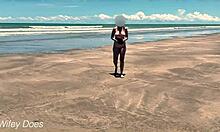 En kone går topløs og sparker en bold på en offentlig strand