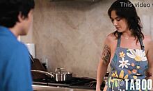 Η Siri Dahl και ο Rickys σε μια σπιτική αναλ περιπέτεια στην κουζίνα