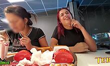 ผู้หญิงที่เร้าอารมณ์ทางเพศสองคนเปิดเผยหน้าอกขณะรับประทานอาหารที่ McDonalds - นําเสนอนางฟ้าหมึกมืออาชีพ