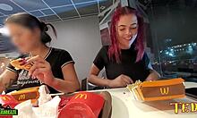 Twee seksueel opgewonden vrouwen laten hun borsten zien terwijl ze dineren bij McDonalds - met een professioneel getinte engel