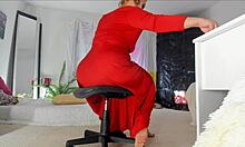 Αισθησιακό βίντεο στο σπίτι της ώριμης Σόνιας που δείχνει τις πειραστικές της στάσεις σε ένα μακρύ κόκκινο φόρεμα, αποκαλύπτοντας την τριχωτή άνω φούστα, τα πόδια, τα πόδια και τους γοφούς της, με φυσικό στήθος