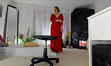 El video casero sensual de Sonias con una madura mostrando sus poses provocativas en un largo vestido rojo, mostrando su vello púbico peludo, piernas, pies y caderas con pechos naturales