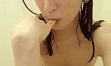 Hanna, een Zweedse amateur, verwent zichzelf in een hete douche