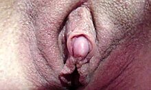 Primo piano intenso di un grande clitoride che viene stimolato