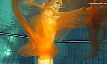 Настя раздевается и красуется своей привлекательной обнаженной фигурой в бассейне