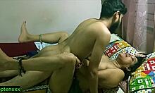 Nuori intialainen opiskelijatyttö kohtaa romanttisesti viehättävän kypsän naisen