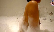 Amatørpar nyder sensuel bademassage derhjemme