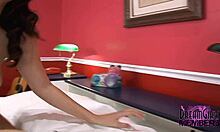 La voluptueuse séductrice vibre son ample poitrine et sa zone intime dans une vidéo faite maison