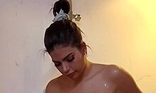 שילה אורטגס מתקלחת סולו חמה עם דיבורים מלוכלכים ושליטה