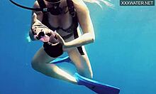 קסנדרה לופיס מפגשת מתחת למים עם החברה שלה