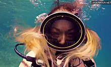Kasandra Lufis Hete onderwaterontmoeting met vriendin
