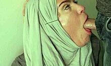 Amerikan MILF, hijab cosplay'de yüzüne ve göt deliğine sikişiyor