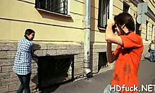 Μια νεαρή και ελκυστική έφηβη ασχολείται με παθιασμένο παιχνίδι με μουνί και δράση με πίπα