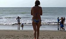 Etalare pasională pe plajă cu o latină curbată și iubitul ei gras