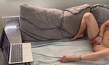 Βίντεο της Lena Pauls με μια μεγαλόστηθη γυμνή μιλφ να απολαμβάνει τον εαυτό της στον καναπέ σε ένα σπιτικό βίντεο
