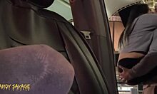 Une étudiante asiatique fait une fellation et se fait baiser dans une voiture