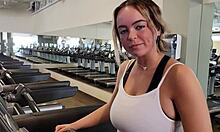 Amatør med store naturlige bryster slutter sig til træning i fitnesscentret