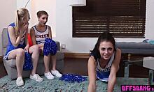 Pienet cheerleaderit harrastavat ryhmäseksiä kotisohvalla