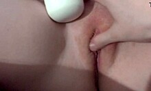 Stiefzus masturbeert mijn lul terwijl ik haar maagdelijke kutje verwen