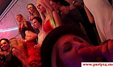 Uomini europei amatoriali si dedicano al sesso orale durante una festa selvaggia