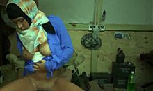 Adolescenta arabă experimentează prima ei operație cu un penis alb