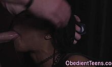 Joven adolescente negra le hace una mamada profunda a un gran pene en video casero