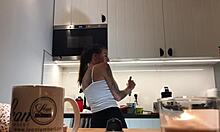 Sylvias, fetița desculță, arată pe cameră în bucătărie cu sfârcurile ei impecabile