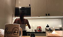 Gadis bogel Sylvias memperlihatkan kamera dapurnya dengan puting yang sempurna