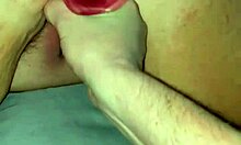 Närbild på en rosa dildo som penetrerar en mjuk fitta