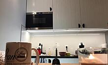 Barefoot babe Sylvias keuken cam show met haar onberispelijke tepels