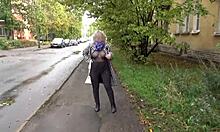 Одетая в нейлон милфа с большой грудью демонстрирует свои прелести в сольном видео на улице
