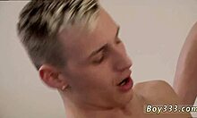 Gay boysporn: Mladí chlapci si užívajú sólo s veľkým penisom