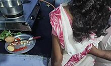 Amatööri pari maaseudun Intia nauttii kotitekoinen keittiö seksiä takaapäin asennossa