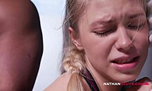 Une fille apparemment innocente profite d'une grosse bite noire dans les toilettes pendant l'absence de son beau-père - aperçu en 4k