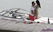 Wanita mungil dengan payudara kecil menikmati seks anal di atas kapal dalam video buatan sendiri
