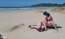 Dve ženy sa bozkávajú nahé na brazílskej pláži