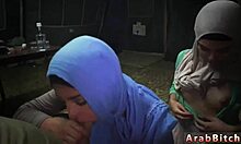 Fiatal lány forró beszélgetést folytat, és házi szopást ad, miközben besurran egy katonai bázisra