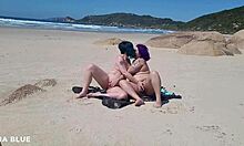 Dwie kobiety całują się nago na brazylijskiej plaży