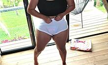 O mamă vitregă braziliană își arată curbele în pantaloni scurți și tanga