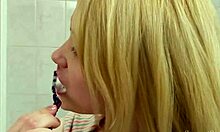 Bedårande blonda flickvännen Olya förför med stora bröst medan hon duschar hemma