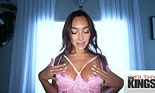 Brunette bertato menerima pijatan sensual dan seks yang intens dalam video buatan sendiri