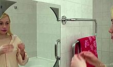 Очаровательная блондинка-подруга Оля соблазняет своими большими сиськами, когда принимает душ дома