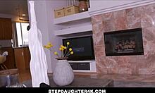Лили Адамс, горячая падчерица, трахается со своим отчимом в семейной комнате в видео от первого лица