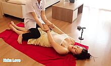 Ázijský masážny terapeut dáva zmyselnú masáž
