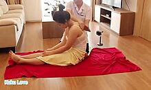 Aziatische massagetherapeut geeft een sensuele massage