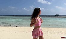 Un duș de aur pe o plajă din Maldive pentru o fată frumoasă care face pipi