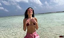 Zlata prha na plaži na Maldivih za lepo dekle, ki lula